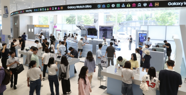 갤럭시 스튜디오 ‘삼성스토어 홍대’에 공항 콘셉트로 꾸며진 체험공간 전경 사진삼성전자