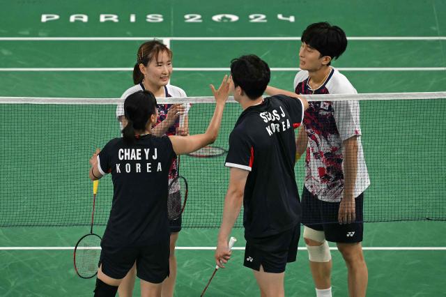 Chae Yu-jung and Seo Seung-jae shake hands with Kim Won-ho and Jeong Na-eun after the mixed doubles badminton semi-final match against South Korea at the Paris Olympics in France on August 2 AFP-Yonhap