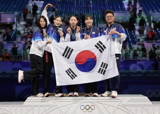 The Korean womens fencing team poses for a photo at the Paris Olympics in France on Aug 4 From left Jeon Eun-hye Yoon Ji-su Choi Se-bin Jeon Ha-young and coach Lee Guk-hyun Yonhap