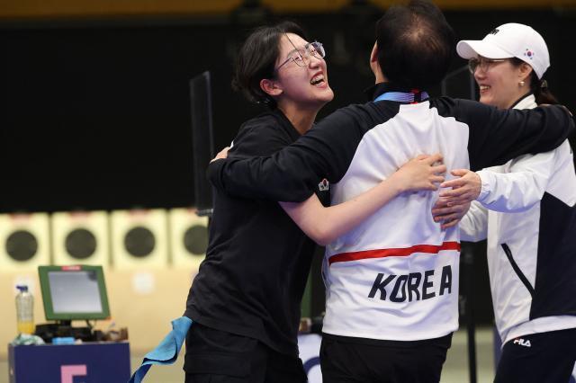 Shooter Yang Ji-in poses with her gold medal at the Summer Olympics in Paris France on Aug 3 Reuters-Yonhap
