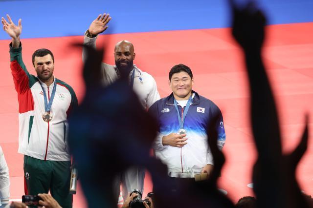 Korean judoka Kim Min-jong far right wave along with other medalists at the Summer Olympics in Paris France on Aug 3 Yonhap