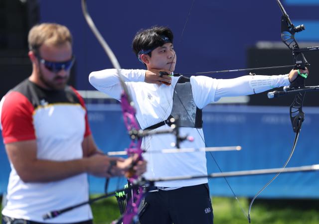 4일현지시간 프랑스 파리 앵발리드에서 열린 2024 파리 올림픽 양궁 남자 개인전 독일의 플로리안 운루와의 동메달 결정전에서 한국 이우석이 과녁을 조준하고 있다 사진연합뉴스