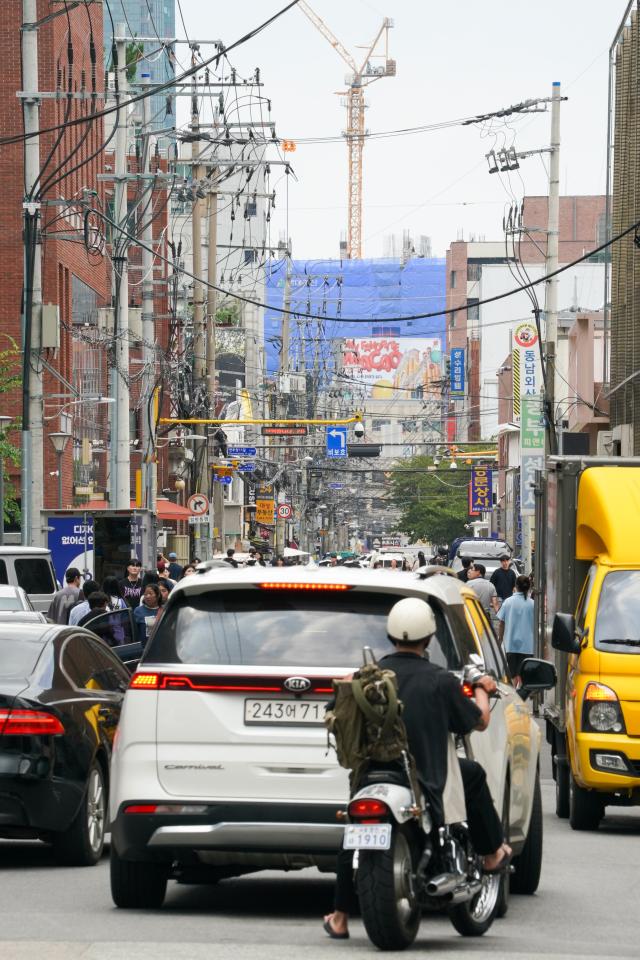 Yeonmujang-gil in Seongsu-dong Seongdong District Seoul famous for its pop-up stores bustles with visitors and vehicles on Aug 2 2024 AJU PRESS Park Jong-hyeok