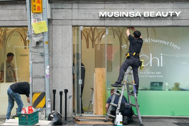 The Yeonmujang-gil area in Seongsu-dong on Aug 2 2024 where old pop-up stores are being dismantled and new ones are being set up AJU PRESS Park Jong-hyeok