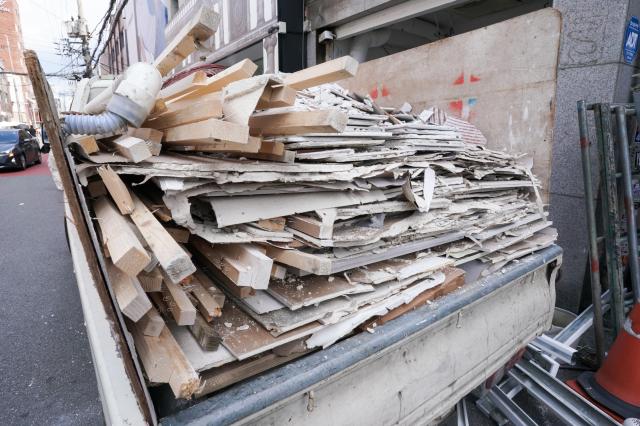 A private waste collection vehicle filled with debris from dismantled pop-up stores in Seongsu-dong on Aug 2 2024 AJU PRESS Park Jong-hyeok