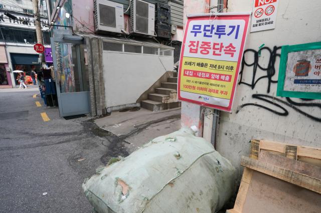 An alley near the pop-up store street in Seongsu-dong on Aug 2 2024 showing the ongoing conflict over trash accumulation AJU PRESS Park Jong-hyeok