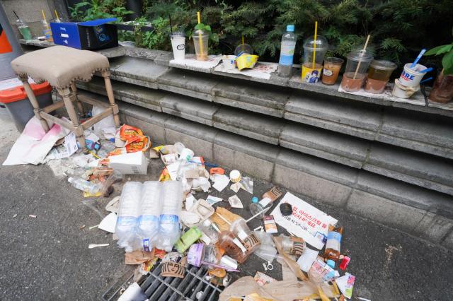 An alley near the pop-up store street in Seongsu-dong filled with trash left behind by visitors on Aug 2 2024 AJU PRESS Park Jong-hyeok