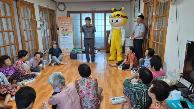 지난 30일 함평읍 석두마을 주민을 대상으로 ‘안전한 농촌 일터만들기 우리함께 실천해요’ 슬로건을 내걸고 온열질환 예방교육을 추진하고 있다사진함평군