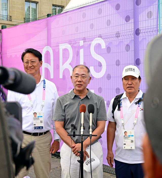 현대차그룹 정의선 회장이 4일현지시간 파리 대회 양궁 남자 개인전 시상이 끝난 후 기자들과 만나 인터뷰를 진행하는 모습