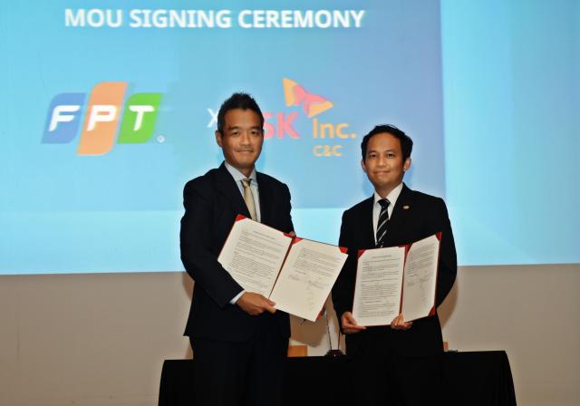 Kim Harvey left head of SK CCs global business and Tran Duc Tri Quang vice president of FPT IS sign a business agreement at the Vietnam-Korea Digital Forum 2024 held at Nuri Dream Square in Mapo-gu Seoul on Aug 2 2024 Courtesy of SK CC