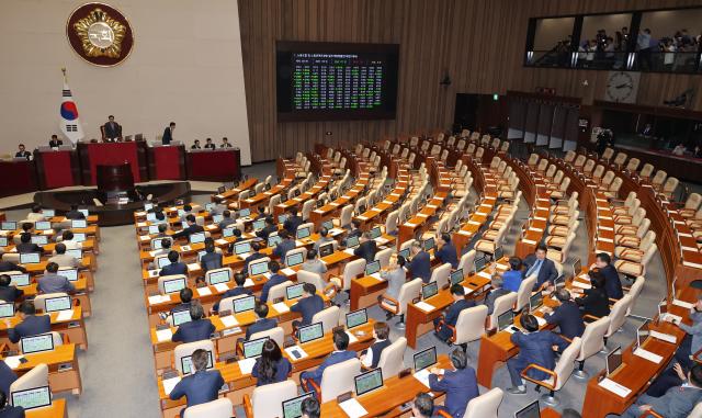 더불어민주당을 비롯한 거대 야당 주도로 노란봉투법노동조합·노동관계조정법 개정안이 5일 오후 국회에서 열린 본회의에서 통과되고 있다 사진연합뉴스