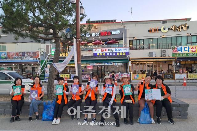 동해소방서 여성의용소방대가 안전사고 예방을 위한 활동을 펼치고 있다사진동해소방서