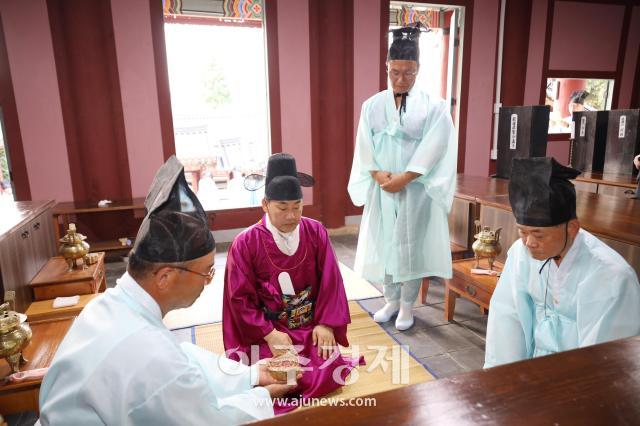 권정복 삼척시의회 의장가운데이 삼척향교 대성전에서 취임 고유례 봉행을 진행하고 있다사진삼척시의회