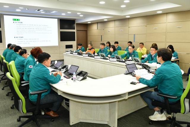 조현일 경산시장맨앞 가운데이 엄중한 폭염상황에 신속하면서도 실질적인 긴급 대응을 위해 직접 회의를 주재하고 있다사진경산시