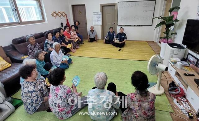 충남 서산경찰서 부석파출소소장 방준호 경감가 5일 오후 1시부터 부석면 마룡리노인정 7개소 방문해 어르신 120여 명을 상대로 찾아가는 범죄예방 교육을 실시했다 사진서산경찰서