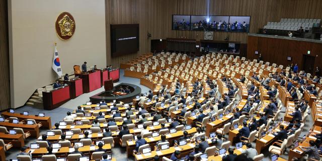 5일 오후 국회에서 열린 본회의에서 야당 주도로 노란봉투법노동조합·노동관계조정법 개정안이 통과되고 있다 20240805사진유대길 기자 dbeorlf123ajunewscom