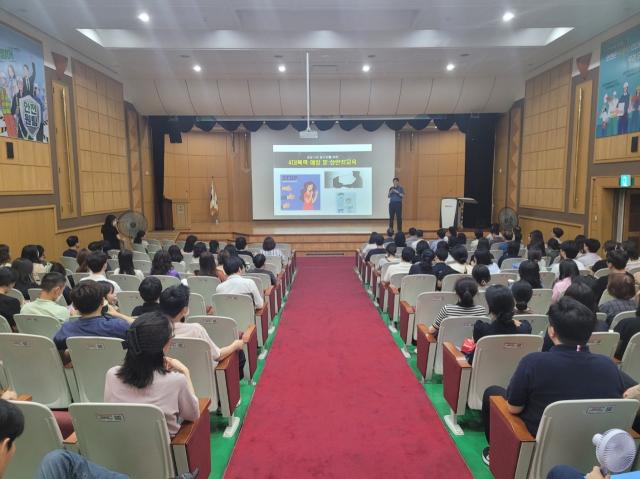 5일 염건령 강사가 근로복지공단 서울서부‧남부‧관악지사 등 직원들을 대상으로 4대폭력예방 통합교육을 실시하고 있다 사진근로복지공단