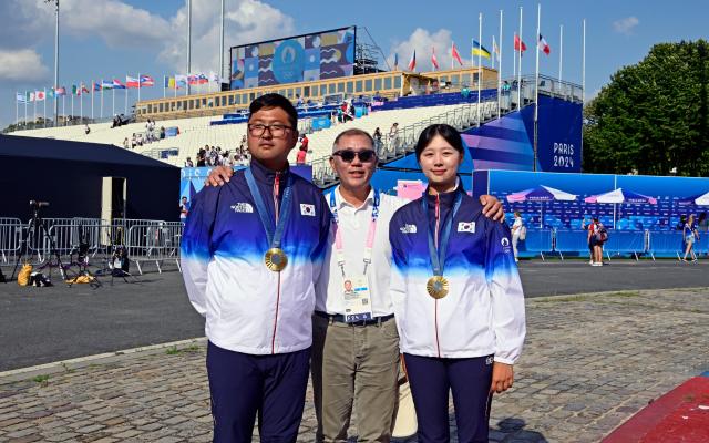 정의선 현대자동차그룹 회장이 지난 2일현지시간 2024 파리 올림픽 양궁 경기가 열린 프랑스 파리 앵발리드 광장에서 김우진왼쪽 임시현오른쪽 대표팀 선수와 기념 촬영을 하고 있다 사진현대차그룹