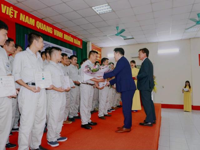 Giám đốc Trung tâm Điều hành KAI Song Ho-cheol phải đang chúc mừng các sinh viên tốt nghiệp Khóa đào tạo chuyên nghiệp với KAI  tại Trung tâm Đào tạo Nhân lực GAET ở Hà Nội vào ngày 3172024ẢnhKAI