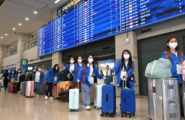 외국인 가사관리사 시범사업에 참여할 필리핀 노동자들이 6일 인천국제공항을 통해 입국하고 있다 202486 사진서울시 제공