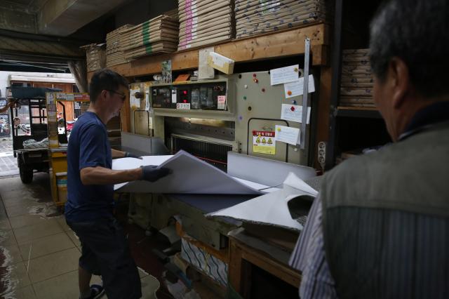 A paper cutting worker operates machinery in Chungmuro Seoul on August 5 2024 AJU PRESS Han Jun-gu 