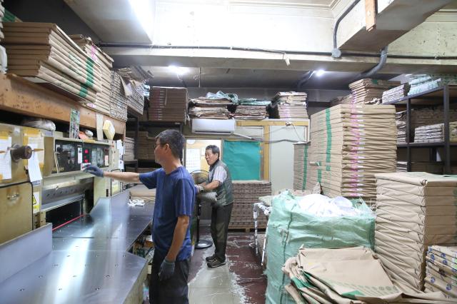 A paper cutting worker operates machinery in Chungmuro Seoul on August 5 2024 AJU PRESS Han Jun-gu 
