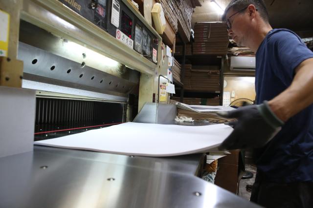 A paper cutting worker cuts paper in Chungmuro Seoul on August 5 2024 AJU PRESS Han Jun-gu 