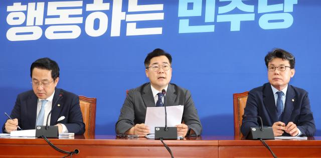 박찬대 더불어민주당 대표 직무대행 겸 원내대표가운데가 6일 오전 국회에서 열린 원내대책회의에서 발언하고 있다  사진연합뉴스