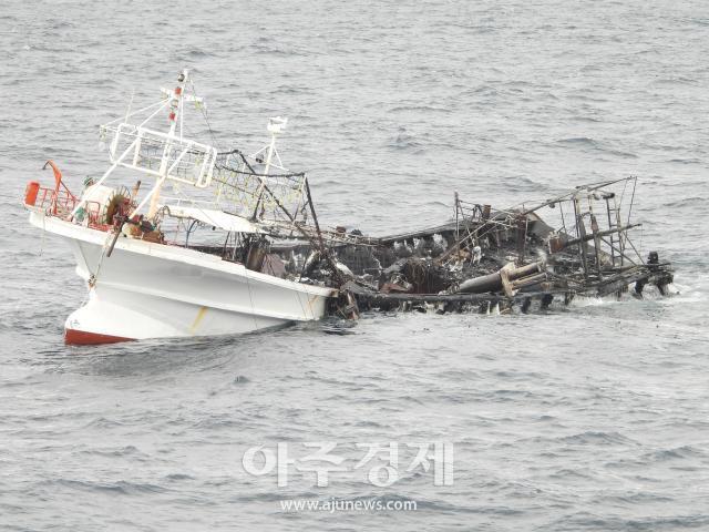 최우수작 독도 남동방 해상 화재 선박의 전복·침몰을 대응하는 채증 사진 사진동해해경청