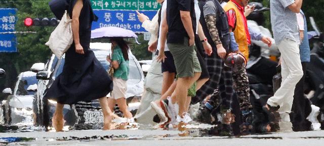 힘겨운 폭염
    대구연합뉴스 윤관식 기자  폭염 경보가 발효 중인 29일 대구 중구 공평네거리에서 시민들이 지열로 인한 아지랑이가 피어오르는 도로를 지나가고 있다 2024729
    psikynacokr2024-07-29 133201
저작권자 ⓒ ㈜연합뉴스 무단 전재 재배포 금지 AI 학습 및 활용 금지저작권자 ⓒ ㈜연합뉴스 무단 전재 재배포 금지 AI 학습 및 활용 금지