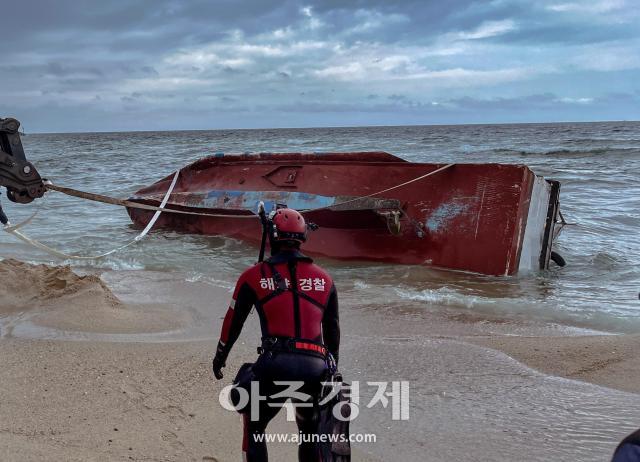 우수작 파도에 밀려 좌주된 선박의 연료밸브·에어벤트 차단 등 초동 대응 하는 모습 사진동해해경청