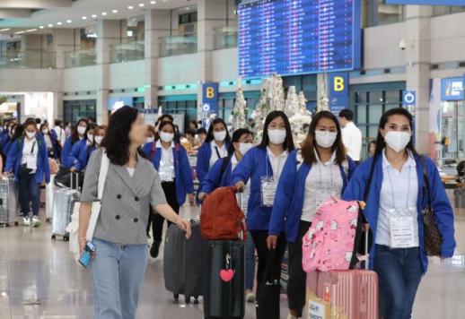 100 Filipino domestic helpers arrive in Seoul