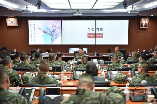 김명수 합참의장이 해병대사·서방사 작전회의실에서 김계환 해병대사령관 등 주요 직위자들과 군사대비태세 확립에 대해 토의하고 있다 사진합동참모본부