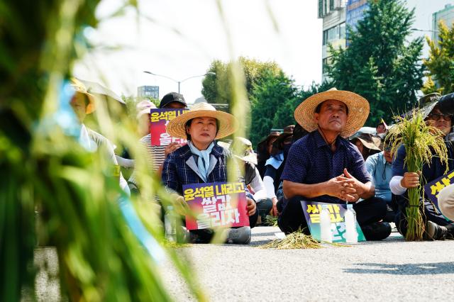 Farmers participate in a rally organized by the National Farmers Federation to demand guaranteed rice prices on Aug 6 2024 AJU PRESS Park Jong-hyeok