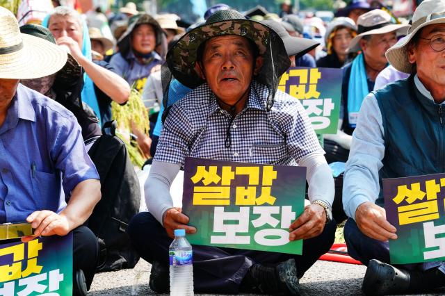 Farmers hold placards demanding guaranteed rice prices during a rally organized by the National Farmers Federation on Aug 6 2024 AJU PRESS Park Jong-hyeok