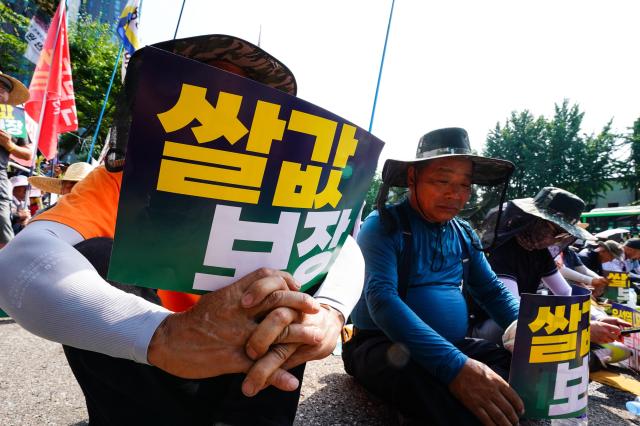 Farmers hold placards demanding guaranteed rice prices during a rally organized by the National Farmers Federation on Aug 6 2024 AJU PRESS Park Jong-hyeok