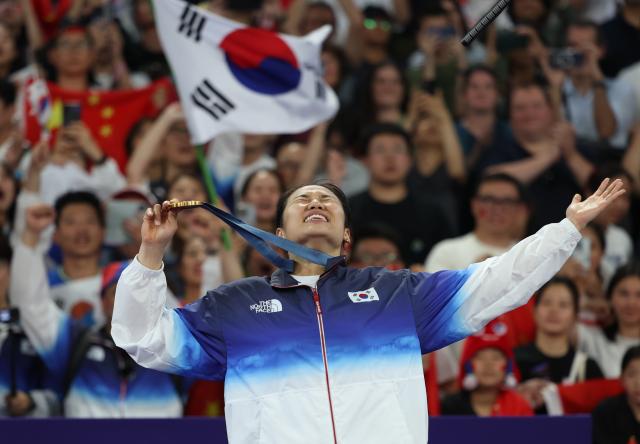 Gold medalist An Se Young of South Korea celebrates during the awarding ceremony after the badminton womens singles gold medal match at the Paris 2024 Olympic Games in Paris France on Aug 5 2024 Xinhua-Yonhap