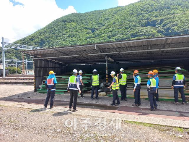 한국철도 강원본부 관계자들이 6일 철암역에서 여름철 재해 우려개소에 대한 안전점검 활동 중에 있다사진한국철도 강원본부
