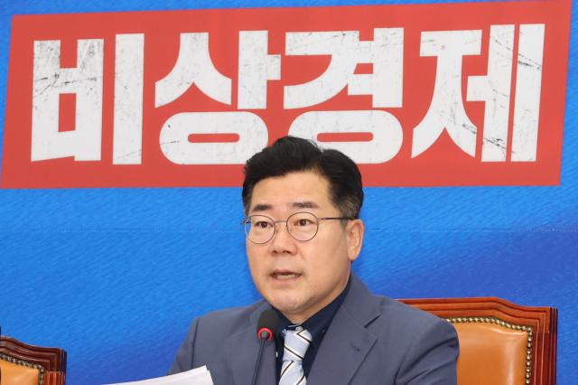 더불어민주당 박찬대 당대표 직무대행 겸 원내대표가 7일 오전 서울 여의도 국회에서 비상경제점검회의를 겸해 열린 최고위원회의에서 발언하고 있다 사진연합뉴스