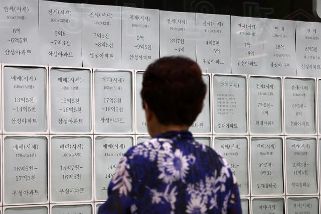 서울의 한 공인중개사 사무실에 게시된 부동사 정보연합뉴스