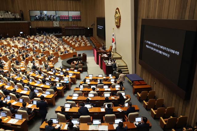 우원식 국회의장이 7월 25일 서울 여의도 국회에서 열린 본회의에서 채상병특검법 재의결 안건에 대한 무기명 투표 결과를 발표하고 있다 사진연합뉴스