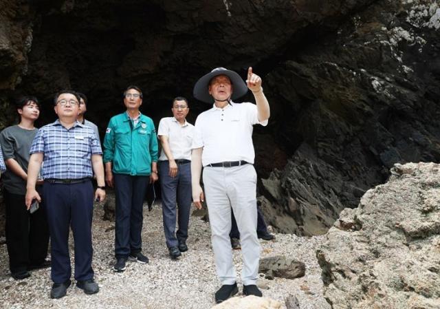 충남 태안군 안면읍 삼봉해식동굴 연결데크 설치공사 현장을 찾은 가세로 태안군수오른쪽와 공직자들 모습 사진태안군