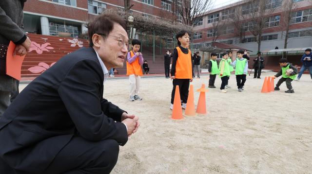 조희연 서울시 교육감왼쪽이 5일 오후 늘봄학교 현장 상황점검으로 서울 아현초등학교를 방문해 축구 프로그램을 살펴보고 있다 202435 사진연합뉴스
   