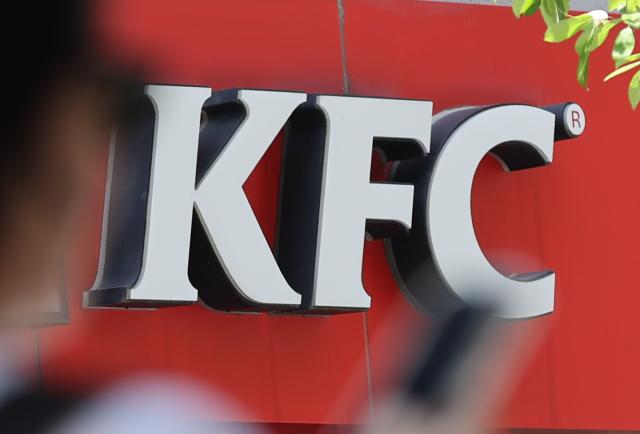 KFC 일부 메뉴 가격 조정
    서울연합뉴스 이재희 기자  5일 KFC는 징거세트를 100원 올리고 칠리 징거 통다리 세트는 300원 인하하는 등 일부 메뉴 가격을 조정했다  KFC는 원·부자재 가격 인건비 배달 수수료 등 제반 비용의 지속적인 상승으로 불가피하게 일부 메뉴 가격을 조정했다고 밝혔다 사진은 이날 서울 한 KFC 매장의 모습 202465
    scapeynacokr2024-06-05 143003
저작권자 ⓒ ㈜연합뉴스 무단 전재 재배포 금지 AI 학습 및 활용 금지저작권자 ⓒ ㈜연합뉴스 무단 전재 재배포 금지 AI 학습 및 활용 금지