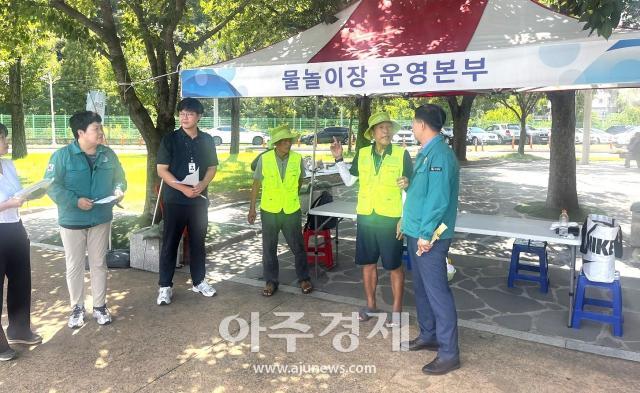 대구 수성구는 연일 계속되는 폭염특보에 대비 송기찬 부구청장과 관련 공무원으로 구성된 점검단은 폭염 취약지를 순차적으로 방문해 주민 불편 사항이 있는지 확인하고 있다 사진대구수성구