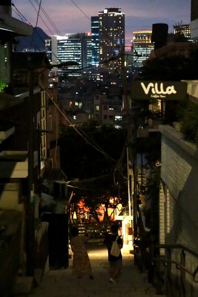 People descend stairs in Haebangchon Yongsan Seoul on August 6 2024 AJU PRESS Han Jun-gu