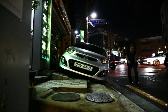 A precariously parked vehicle in Haebangchon Yongsan Seoul on August 6 2024 AJU PRESS Han Jun-gu