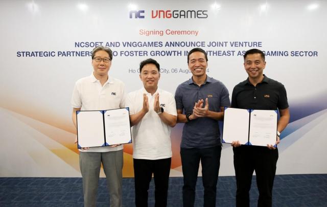 Lễ ký kết thỏa thuận giữa NCSoft và VNG Games từ trái sang Giám đốc tài chính NCSoft Hong Won-jun Giám đốc điều hành Kim Taek-jin Giám đốc điều hành VNG Lê Hồng Minh và Giám đốc điều hành VNG Games Kelly Wong Ảnh NCSoft