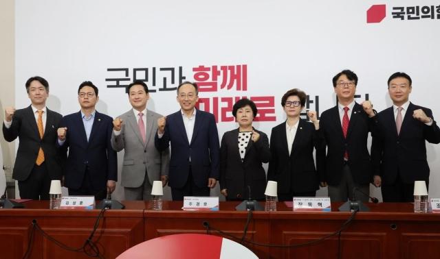 추경호 국민의힘 원내대표왼쪽 네 번째가 7일 오전 국회에서 열린 사기탄핵 공작 진상규명 TF 임명장 수여식 및 1차 회의에서 참석자들과 기념 촬영하고 있다 사진연합뉴스