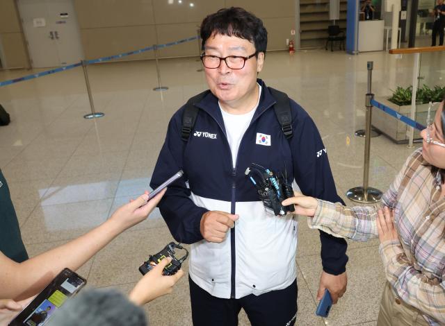 7일 귀국한 김택규 대한배드민턴협회장이 인천공항에서 기자들의 질문에 답하고 있다 사진연합뉴스